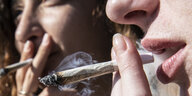 Zwei Frauen rauchen bei einer Protestaktion für legalen Cannabis-Konsum im Görlitzer Park einen Joint
