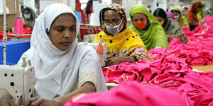 Näherinnen arbeiten in der Textilfabrik