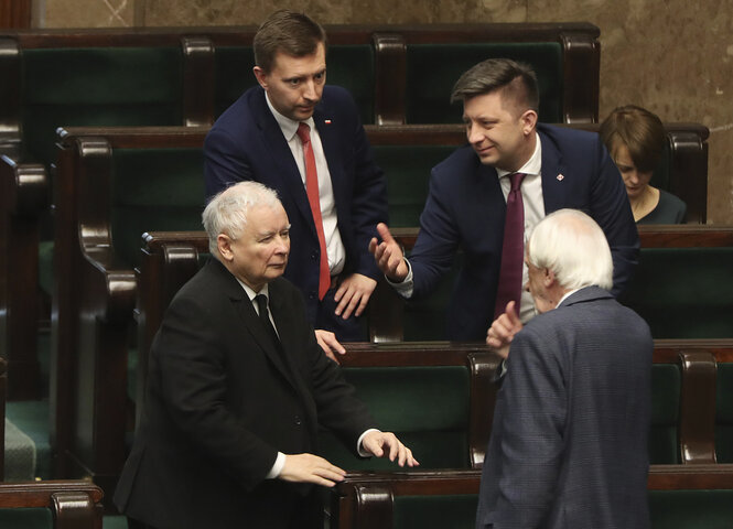 Jarosław Kaczyński spricht mir anderen Abgeordneten im Parlament in Warschau