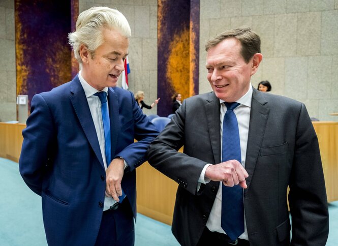 Geert Wilders und damaliger Gesundheitsminister Bruno Bruins grüßen sich mit den Ellbogen