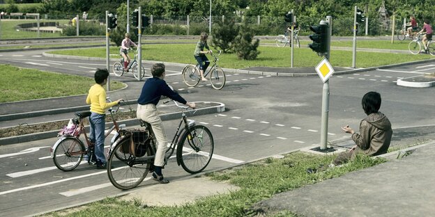 Kinder fahren Fahrrad in einer Übungsanlage für Verkehrserziehung