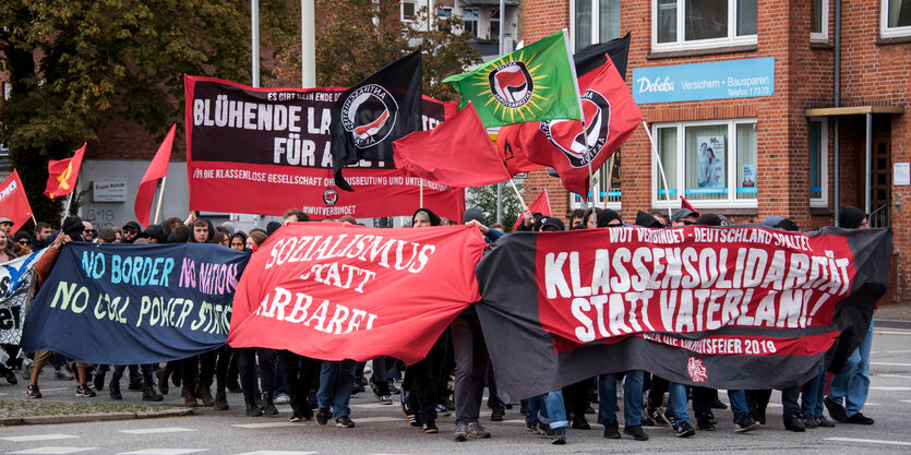 Eine Demonstration mit Fahnen und Transparenten