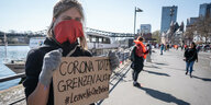Seebrücke-Demonstratin in Frankfurt/Main mit Schild "Corona tötet - Grenzen auch"