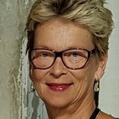 Portrait einer Frau mit Brille und kurzen Haaren