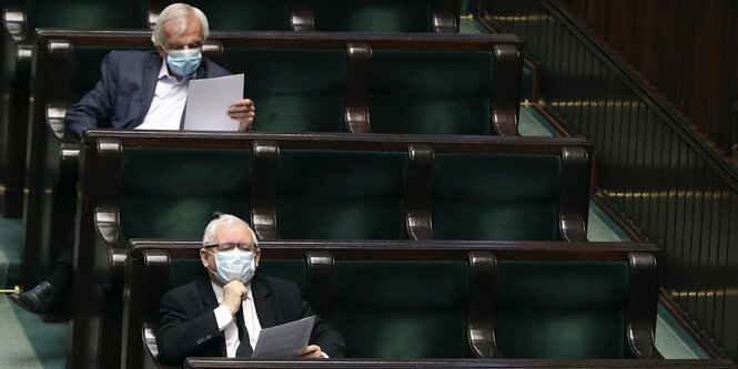 zwei Männer mit Mundschutz im polnischen Parlament