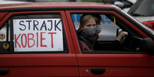 demonstrierende Frauen im Auto