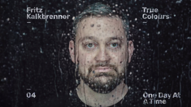 Fritz Kalkbrenner auf dem Albumfoto seines neuen Albums True Colors. Er schaut deprimiert.