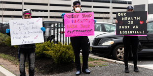 Demonstranten vor dem Amazon Gebäude in Staten Island