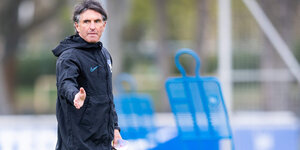 Der Bruno Labbadia, neuer Hertha-Trainer, gibt Anweisungen beim Training und deutet mit der Hand eine Richtung an, ein Foto vom 13. April 2020