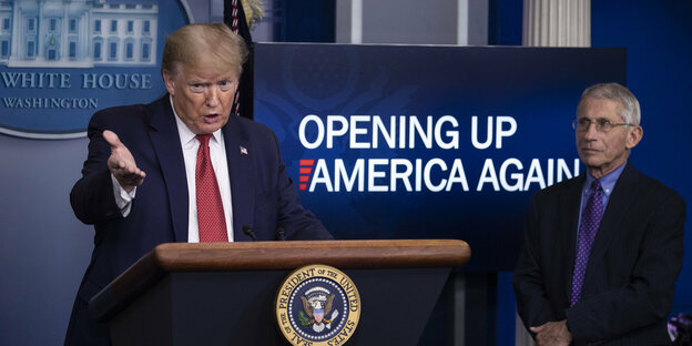 Doland Trump und sein Berater Anthony Fauci vor dem Schild mit der Aufschrift: Opening Up America Again, bei einer Pressekonferenz im Weißen Haus