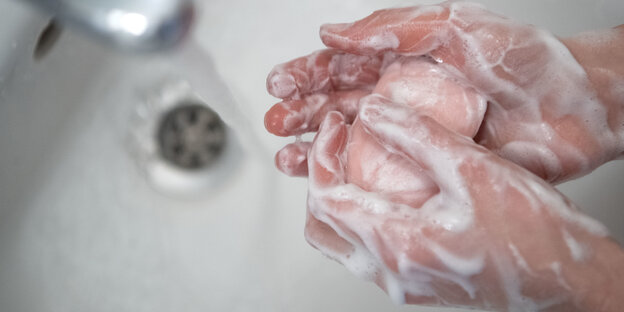 Es schäume richtig: ein Kind wäscht sich die Hände mit einer Seife