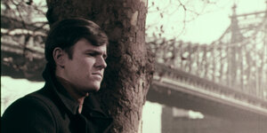 Porträt Craig Smith - im Hintergrund eine Brücke