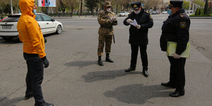 Polizei kontrolliert Passanten in Baku
