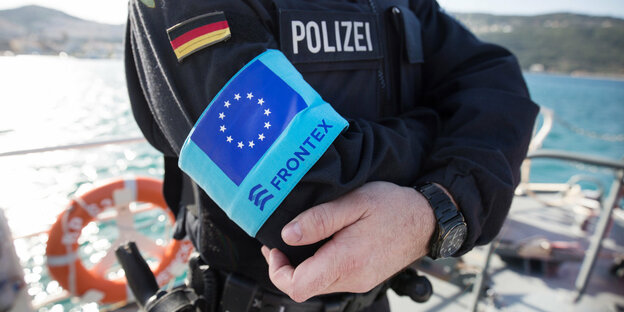Ein Polizist mit Frontex-Armbinde.