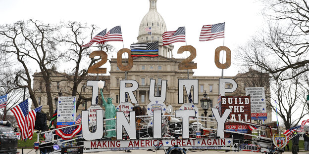 2020 Trump-Unity Schriftzug bei einer Demo in Lansing vor dem Michigan State Capitol