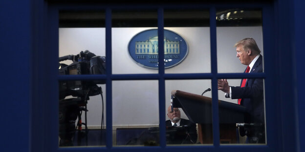US-Präsident Donald Trump bei einer Pressekonferenz im Weißen Haus, fotografiert durch ein Fenster. US-Präsident Donald Trump bei einer Pressekonferenz im Weißen Haus, fotografiert durch ein Fenster.