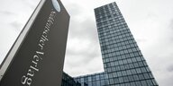 Das gläserne Hochhaus des Süddeutschen Verlages in München, Froschperspektive, Himmel verhangen