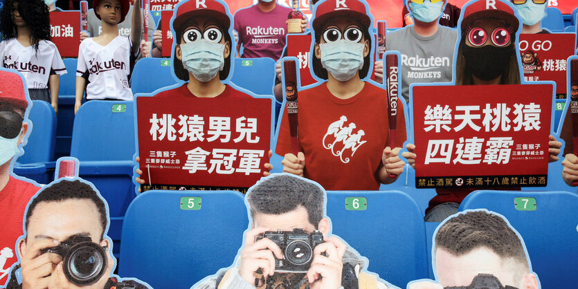 Ein Publikum aus Pappe bei einem Baseballspiel in Taiwan.