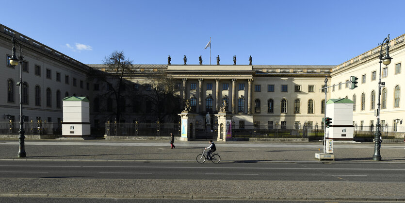 Der Vorplatz vom Hauptgebäude der Humboldt-Universität ist fast menschenleer