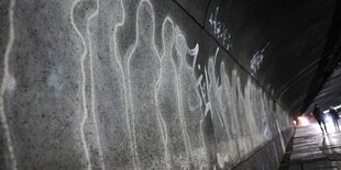 Stilisierte Figuren sind an den Wänden des Tunnels, dem damaligen Zugang zur Loveparade, zu sehen.