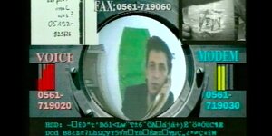 Screenshot eines Mannes am Telefon in einem Computerchat.