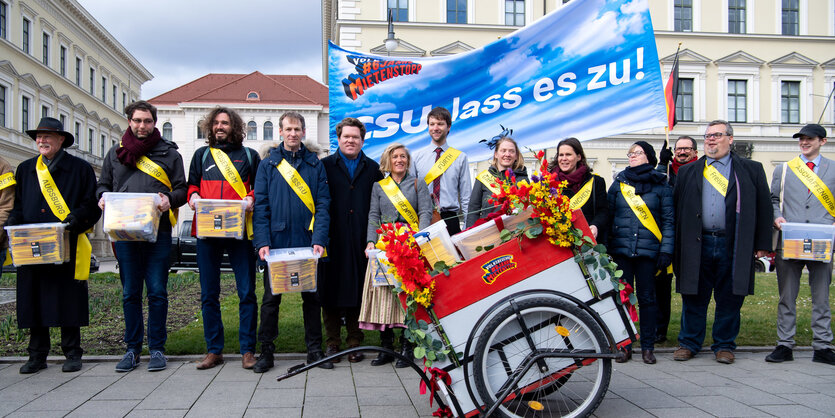 Demonstration vor dem bayerischen Innenministerium mit Banner "CSU lass es zu"