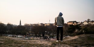 Dealer auf einem Hügel im Görlitzer Park in Kreuzberg