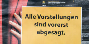 Über einem Spielplan klebt der Aufkleber: "Alle Vorstellungen sind vorerst abgesagt"