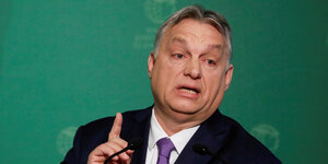 Viktor Orban mit gestrecktem Zeigefinger