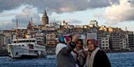 Vor der Skyline Istanbuls machen drei ältere Frauen ein Selfie.