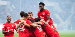 Spieler vom FC Bayern jubeln gemeinsam nach einem Tor