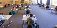 Schüler sitzen mit viel Abstand in einem Klassenzimmer