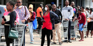 Menschenschlange vor einem Supermarkt in Harare in Simbabwe.