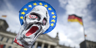 Maske mit verzerrterm Schrei erinnert an Munch und Europasterne