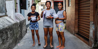 Drei Frauen stheen in einer Gasse in Paraisópolis, einem Stadtteil von São Paulo