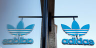 Adidas-Logo an einem Geschäft