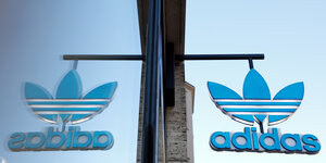 Adidas-Logo an einem Geschäft