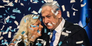Netanjahu mit Frau im Konfettiregen.