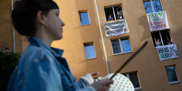 In Berlin-Neukölln haben Menschen Laken zum Zeichen des Protest gegen den Häuserverkauf aus den Fenstern gehangen.
