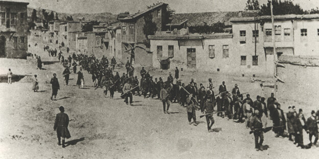 Mai 1915: Armenier werden abgeführt.