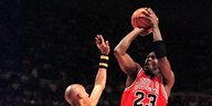 Michael Jordan mit Basketball in einem Speil.