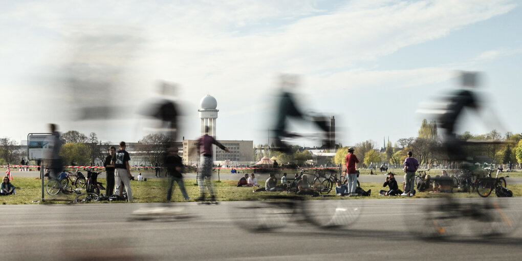 Menschen auf dem Tempelhofer Feld.