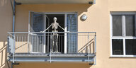 Ein Skelett auf einem Balkon.
