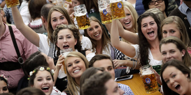 eine Menge junger Frauen protest mit Bier