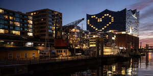 Die Elbphilharmonie beleuchtet leere Hotelzimmer in Herzform