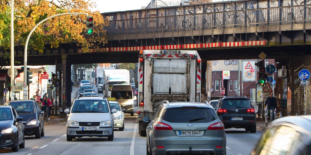 Die Sternbrücke in Hamburg, viel Verkehr darunter