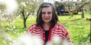 Eine Wiese mit Obstbäumen: Sabine Kroner auf ihrem Grundstück in Battin in der Uckermark