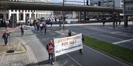 Demonstration vor der Hochstraße am Bremer Hauptbahnhof
