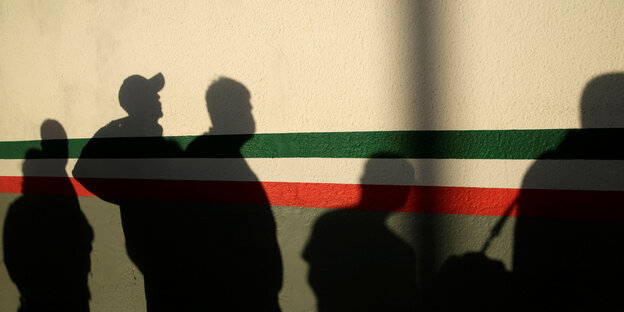 Die Schatten von Migranten auf dem Weg in die USA Die Schatten von Migranten auf dem Weg in die USA