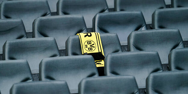 Ein Schal von Borussia Dortmund hängt in einem leeren Stadion.